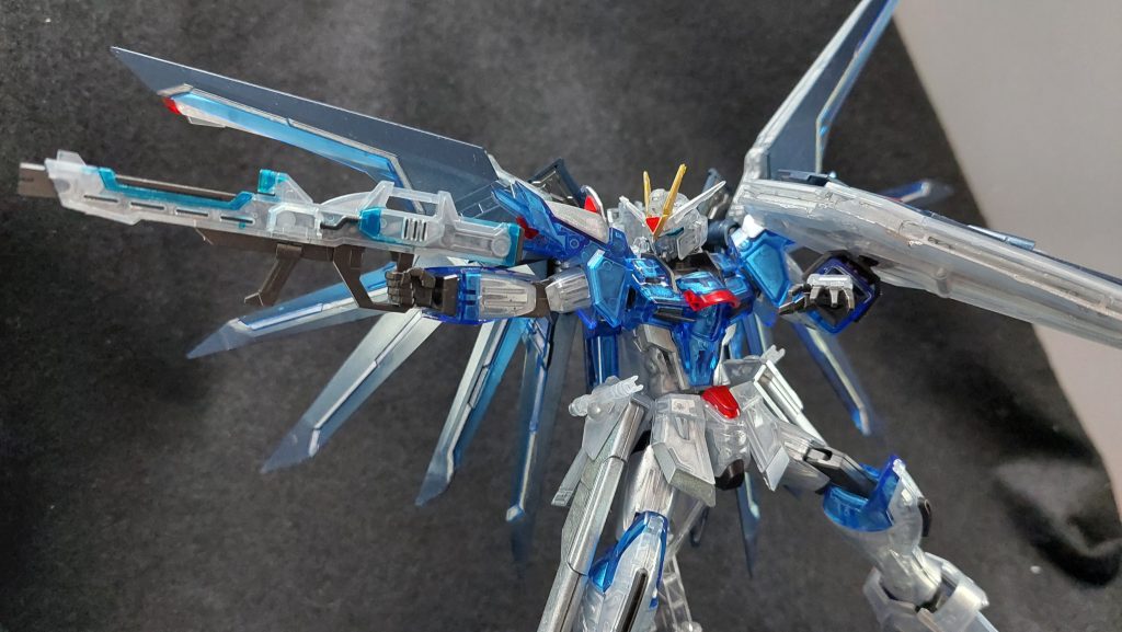 クリアカラーのガンプラは単純にパチパチ組んで終わりだと思っていたのですが、調べてみると実は色々な作り方があるようで。今回は裏側シルバー塗装に挑戦してみました。スプレーで裏側だけ上手く吹ける自信は無かったので、水性ホビーカラーのシルバーを筆塗りです。色分けの複雑さからシールも多いキットなのですが、そちらはガンダムマーカーを使用し目やセンサー以外はシール不使用で仕上げました。