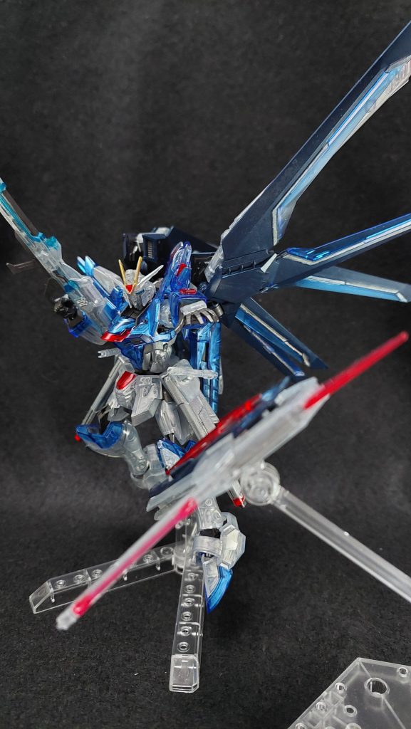 筆塗りは筆塗りでちょっとはみ出てしまっていたり、塗料を薄めすぎかな?という気もしますが、程よく透明度が下がった出来上がりはなかなか新鮮。塗装剥げの心配がほぼないのでガシガシ動かせるのも嬉しいですね。可動が細やかなのでポージングの下手な私でもやりやすい!