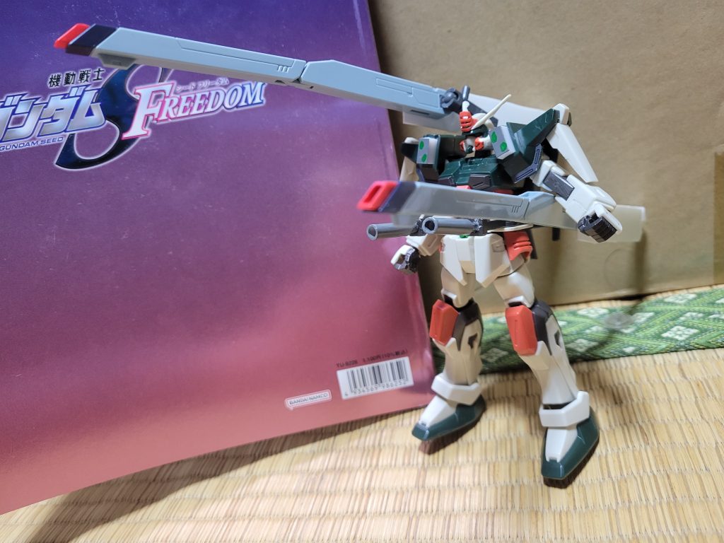 背部のキャノンの可動試験です。この時はジョイントを片方に2つずつ使い可動してますが、ただでさえ重いので軽量化を図りジョイントの数を1つずつに変更しました。