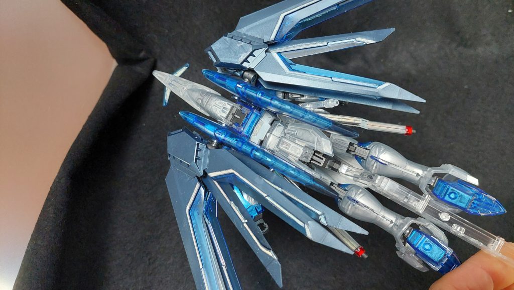 クリアカラーなんてイロモノと侮っていましたが、やっぱりガンプラは奥が深い。また他に買ってみるのもいいかもしれないなと思います。デスティニーガンダムSpecii? いや流石に瞬殺で買えませんでした……