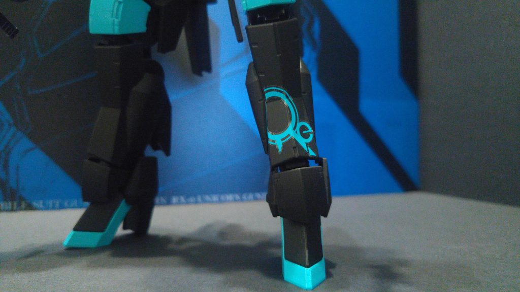 右肩と左脛にバルバトスの余ったシールを貼ってます最初はバルバトスと正反対のカラーにしようかとも考えたんですけど、これが使えたから今の色に決めて良かった♪