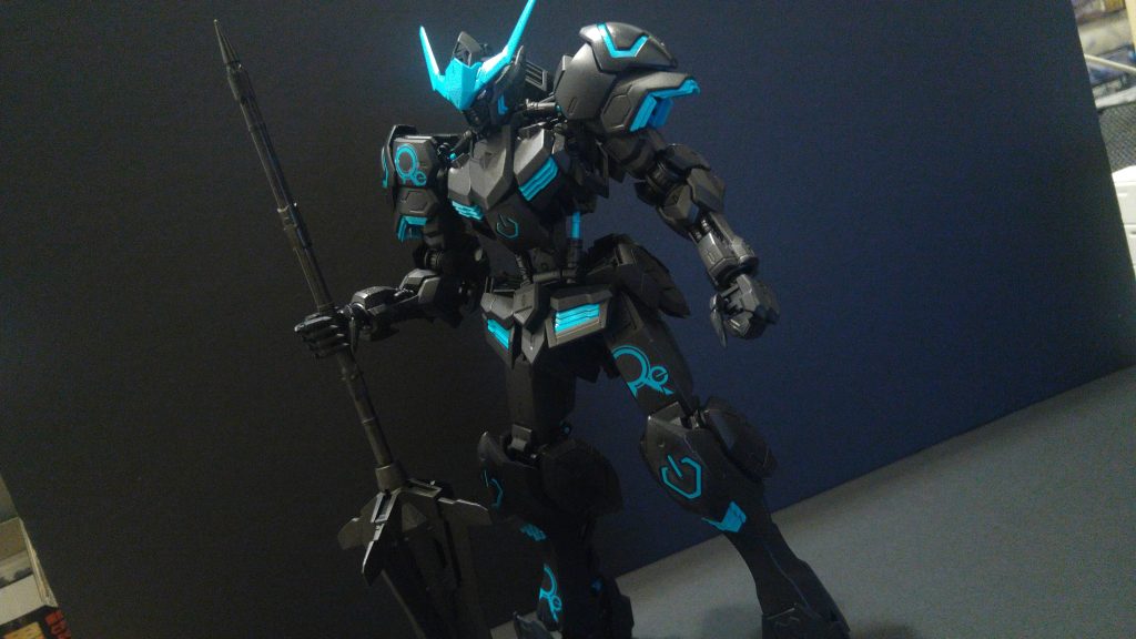 まずはバルバトスの方からカラーリングが気に入って福岡のガンダムベースで見つけた時に買っちゃいました♪成型色はそのままに黒の部分につや消しをしてます