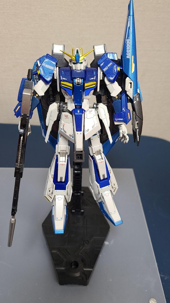 真正面はこんな感じ。色を塗り替えたぐらいで、素組みです。