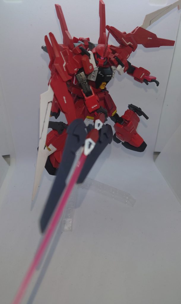 合体機構も健在のため、より大型でビームサーベルも発生可能なオーバーウイングスラッシュにもなります。