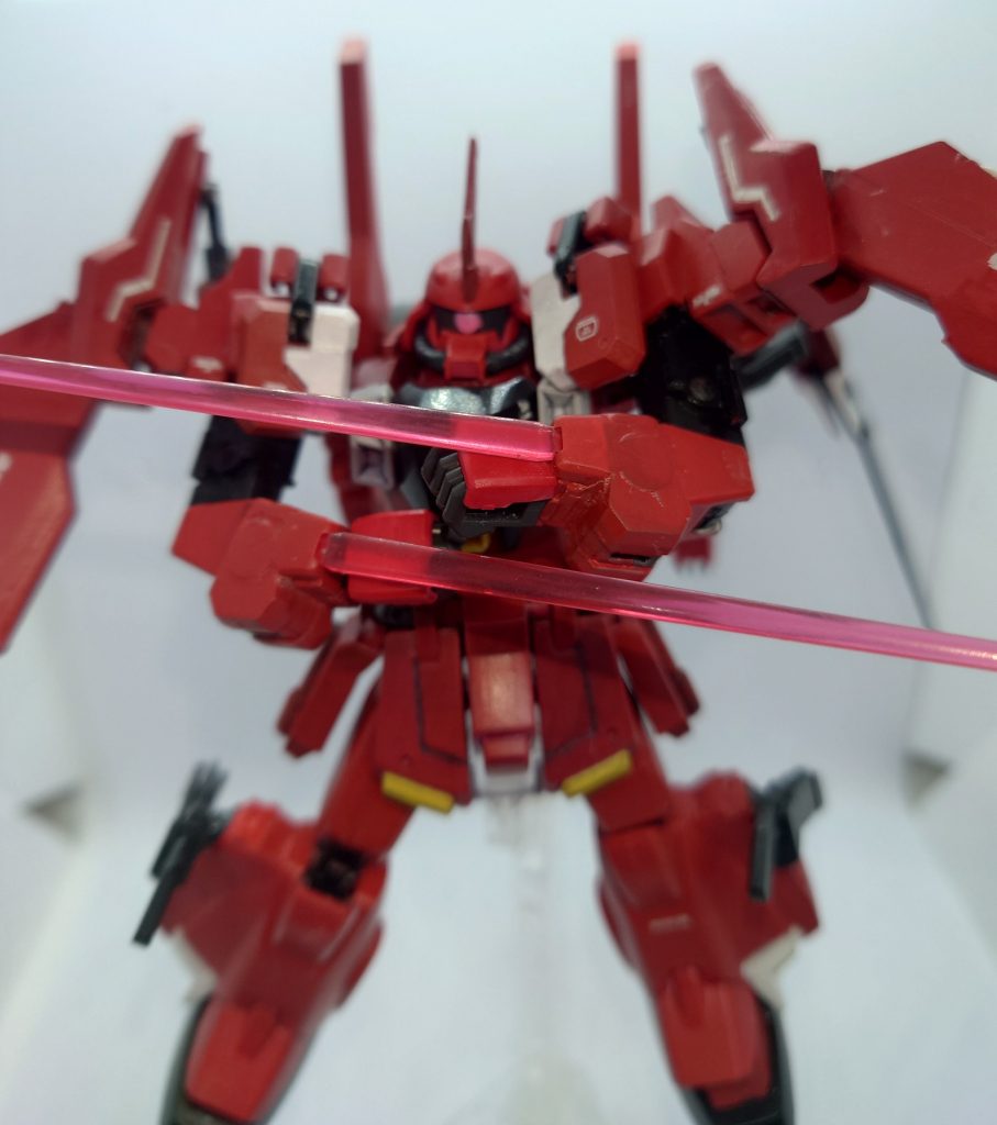 武装3:ビームサーベル両腕部から発生する近接戦闘用兵装。単純にビーム系の攻撃手段として使用する他、万が一両のマニピュレータが使用できなくなった際のフェイルセーフティとして機能する。