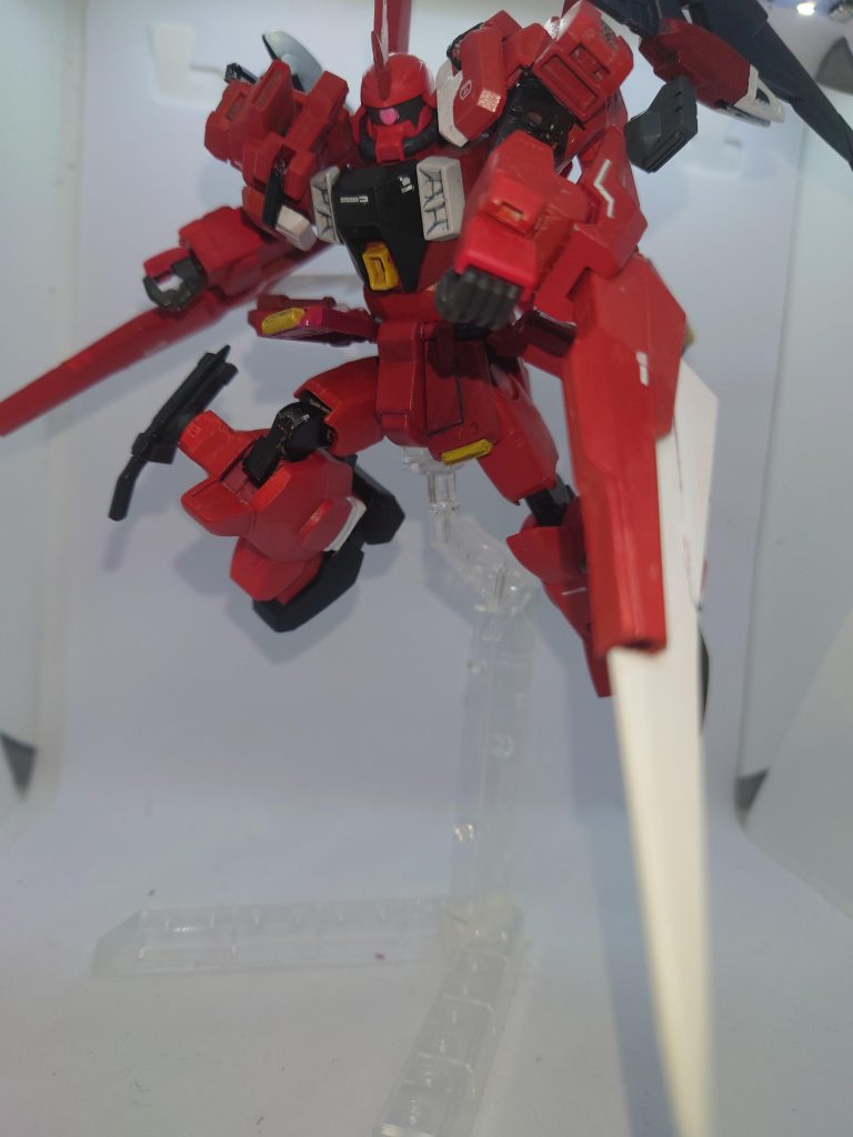 武装4:スラッシュバインダー両肩に装備されているクランシェカスタムのバインダーを改造した武装。ブレード部分は折り畳むことで砲口が姿を現し、ビームキャノンになる。