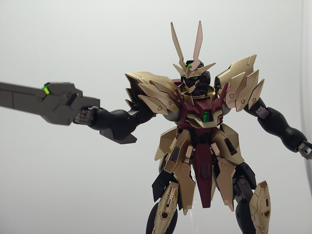 素体のティフォエウスガンダムです。金部分はガイアのEXゴールド赤部分はガイアのまる〜ん＋ブライトレッド関節などのグレー部分はガイアのEXブラック＋サーフェイサーEVOシルバーとなっています。