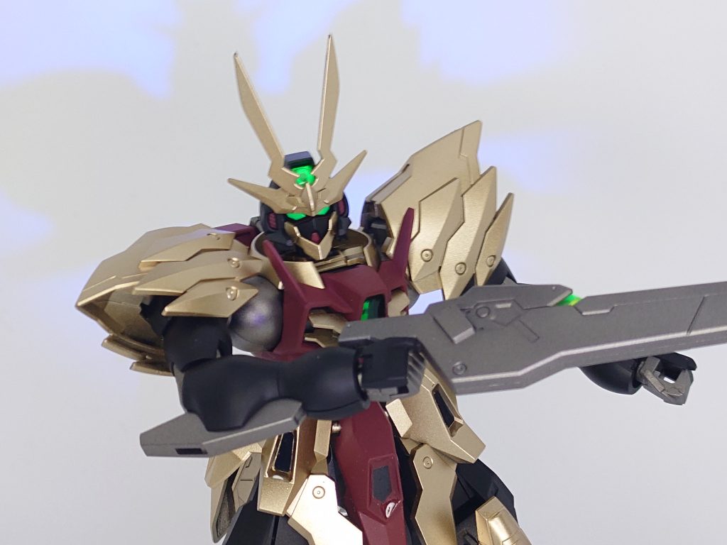 目と頭のセンサーはブラックライトで光ります。目の周りは真黒色無双で縁取りをして、光を通さないようにしました。