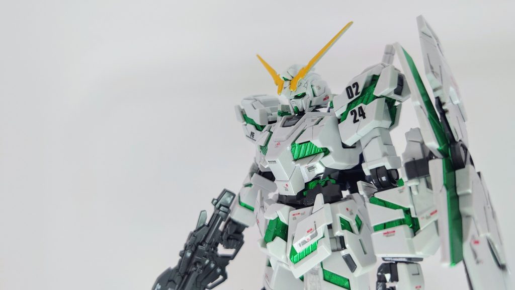 白の外装はホワイトを吹いた後、パールホワイトを重ねました。もっとキラキラになるかと思ったのですが、期待してたほどパール感は出せなかったです。。。ムラもできてしまったので、今後の課題にしようと思います!