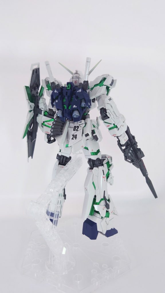 バーニアは水性ホビーカラーのシルバーを吹いた後に、内部に軽くガンダムマーカーエアブラシシステムでメタリックブルーを吹いてます。色んな方がバーニアを青っぽく塗ってるのに憧れて真似ようと思いました。デカールはνガンダム用、逆襲のシャア汎用などの残っていたデカールから流用してます。運良くAEのロゴがあって良かったです。