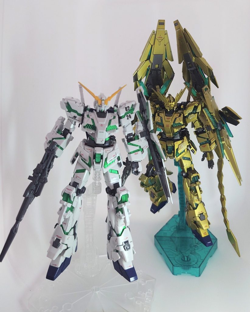 以前作ったフェネクスと。どっちも好きな機体だな〜!今回のユニコーンはかなり短期間で作りましたが、とても楽しめました！いきなりプラモ送りつけられた友人、ごめんね笑