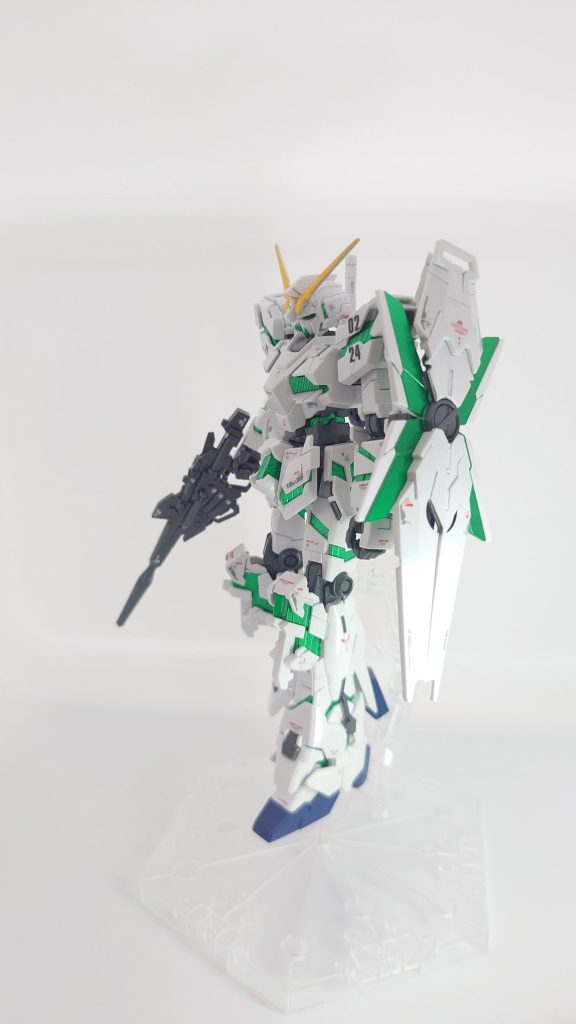 サイコフレームは赤だったので、シルバーを吹いてからクリアグリーンを塗りました。シルバーの隠蔽力がなかなか出せず、何度か重ね塗りしました。希釈しすぎたかもです。下地に黒を塗ればもっと楽だったと後悔しながら塗装してました。関節部や武器などはなんとなくで調色して塗ったらいい感じになりました笑