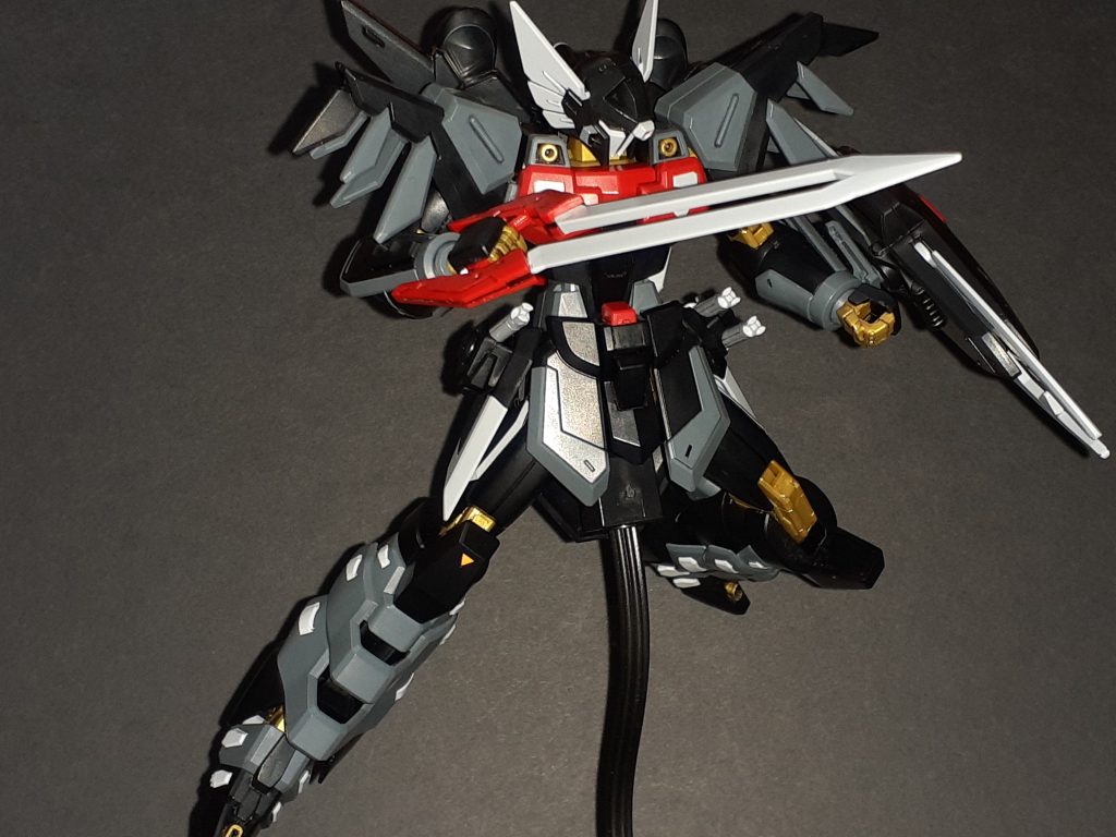 近接対装甲刃ディス・パテールはSEEDの他の実体剣に比べるとリーチは短め。PS装甲に効くかは……どうだったっけ。ぶっちゃけ肩のフィンのような突起は動きの邪魔だと思う。