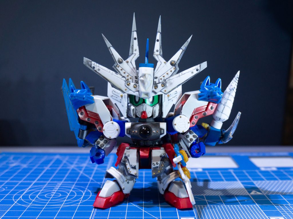 塗装前はこんな感じ立物はプラ板でボリュームアップして吹返しはスクラッチしてます