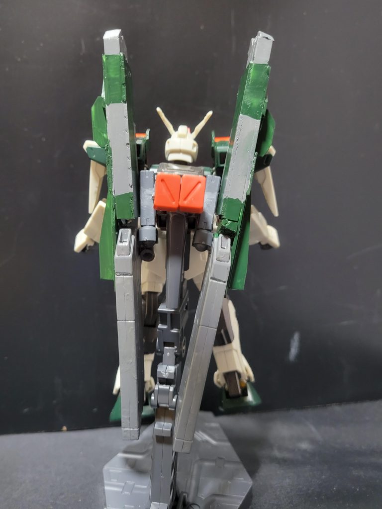 まずは背部、基本はバスターのバックパックですがプラ棒で斜めを作り、バスターのミサイルハッチをそのまま取り付けました。キャノンは1/100フリーダムガンダムのレールガンをそのまま移植し、他はプラ棒とプラ板で作りました。