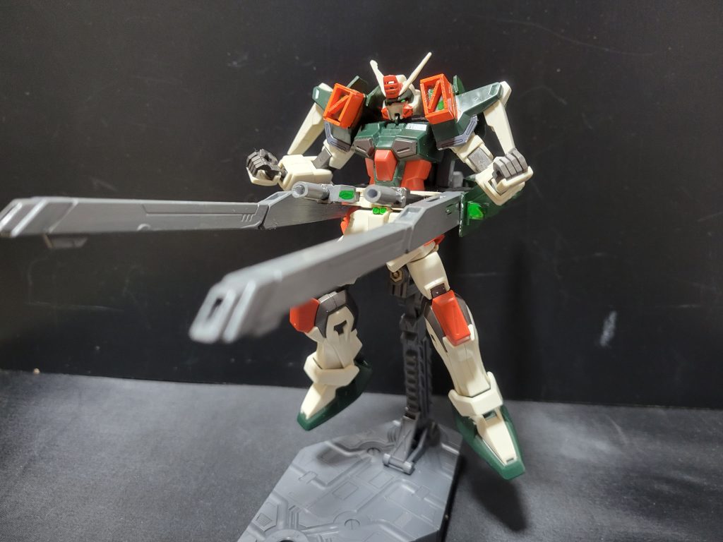 腰のミニキャノンは最初グリップを付けましたが、収納が出来なくなるトラブルが発生したのでオミットしました。背部のキャノンはボールデンアームアームズを使って可動する様にしました。