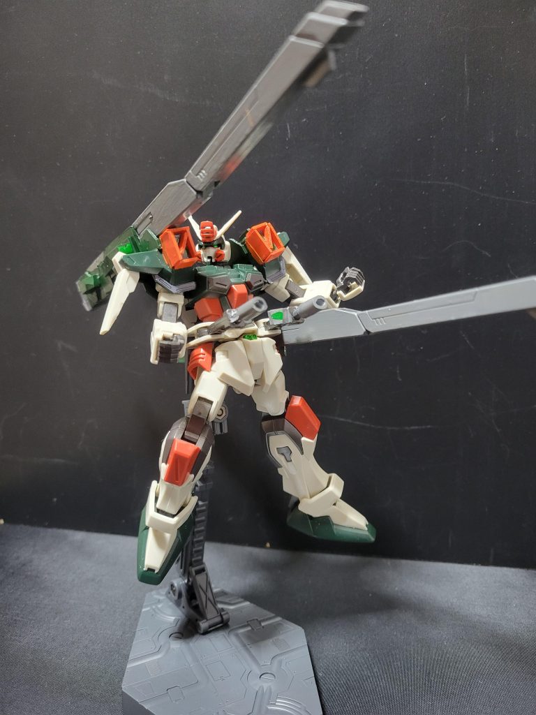 背部のキャノンは先程お話した通り、ボールデンアームアームズで可動するのでこの様に肩にも乗せれます。ただ、肩に乗せると肩そのものが下がってしまうのでそこは失敗したかなと思います。また肩のミサイル部分はプラ棒で隠し、カメラ?の縁をプラ板で新しく作りました。