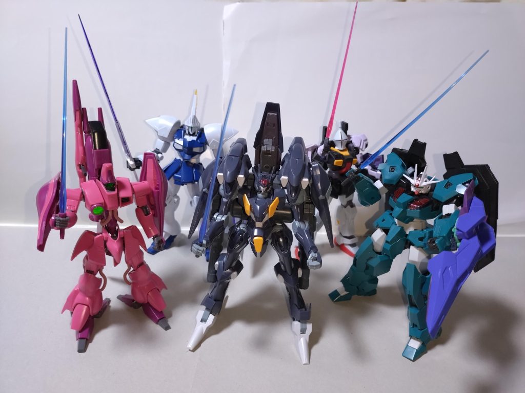 左から···二葉つくし(Ds)・作/ガザC[27]倉田ましろ(Vo)・作/ギャンスロット改[07]八潮瑠唯(Vn)・作/アークファラクト[13]広町七深(B)・作/ギャンカスタム[16]桐ヶ谷透子(G)・作/ルブリスウル・ヴェール[21]※末尾の数字は投稿順         