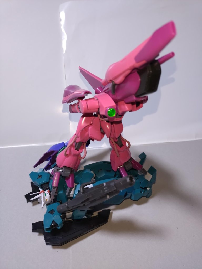以後はネタ写真です。 戦い(ガンプラバトル)に敗れたルブリスウル・ヴェールを回収するガザC透子「ガンダムSEEDの40話で、カラミティを牽引して母艦に戻るレイダー、を再現しようと思ったんだけど···」つくし「ガザCの足の力じゃ無理ゲー。それに、ルブリスウル・ヴェールだって可変機でしょ」※メイン画像でMA形態に変形しています
