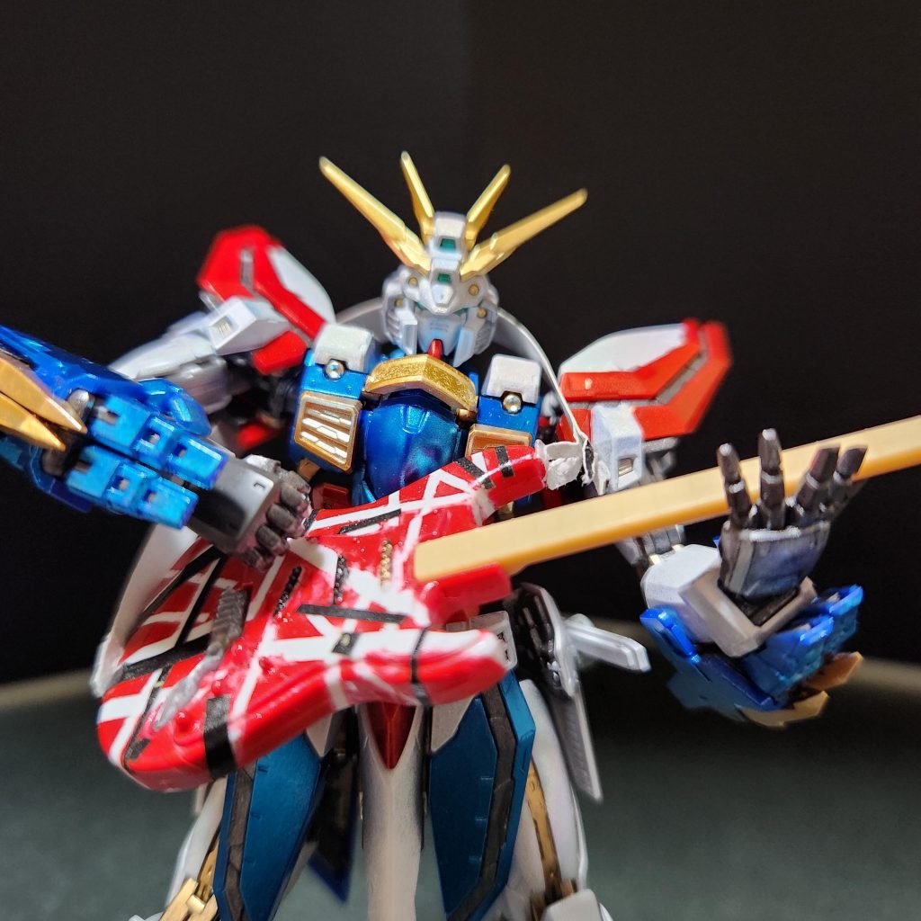 マスキングで赤に塗装して、マスキングテープを黒く塗って貼り付けました。それっぽく出来たかと思います。