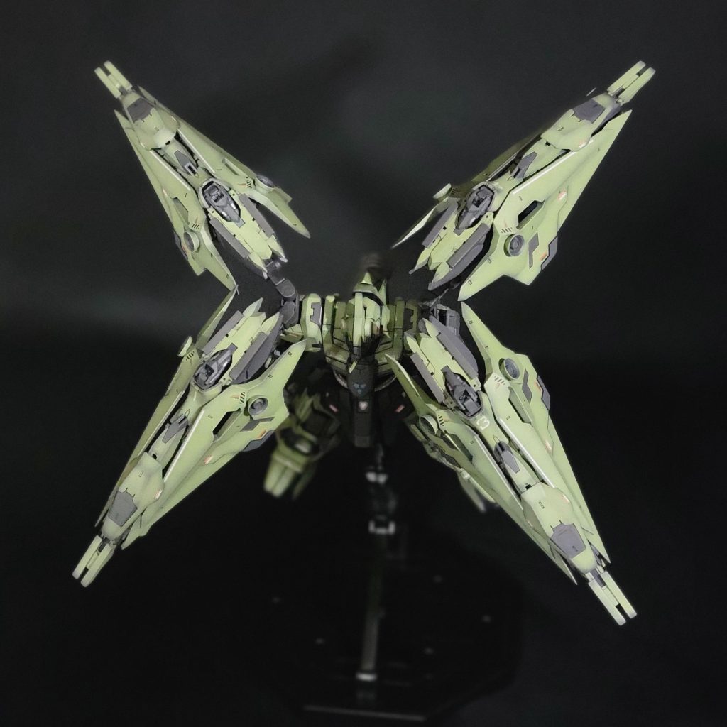 飛翔4枚羽での印象的なイメージ。