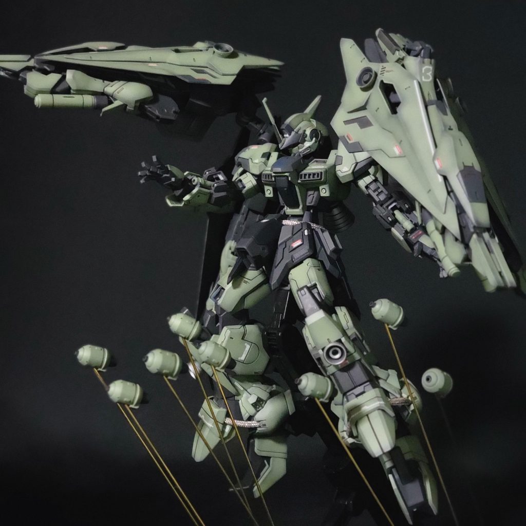 バインダー裏には2其ずつファンネルを装備。