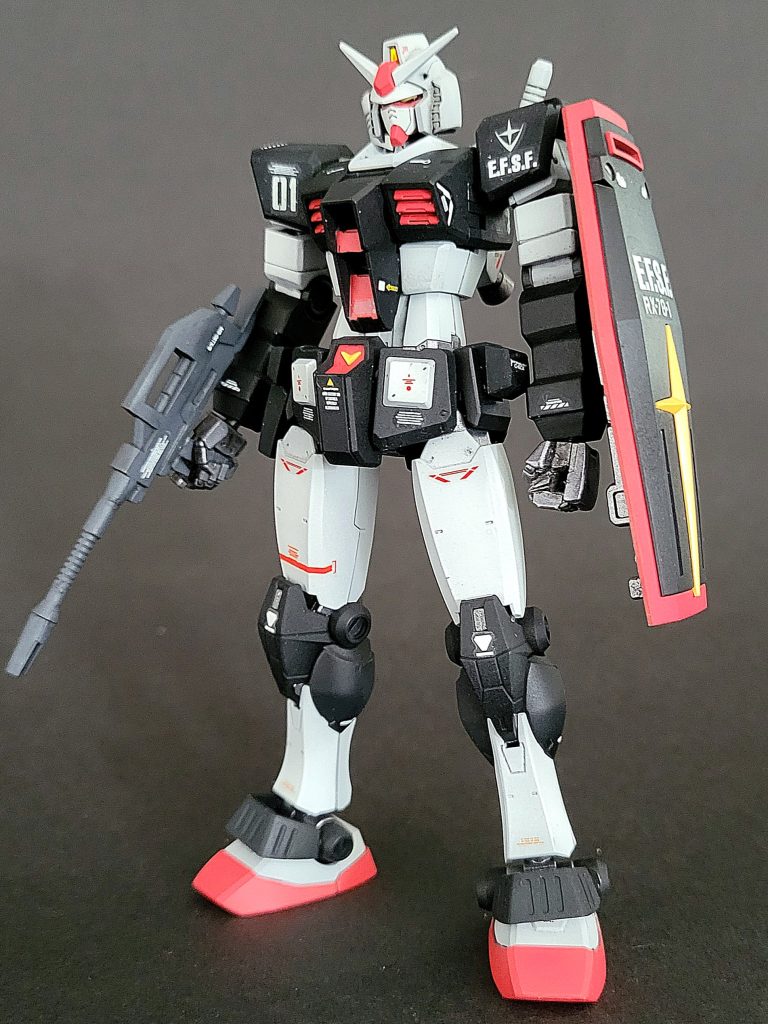 ビームライフルは旧キットのものを延長加工。前腕のくぼみにストックがはまるように、グリップを移動。