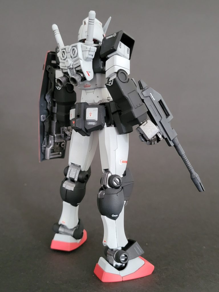 スカートアーマーのホルスターも移植。おしりの突起は、四角バーニアパーツで表現。