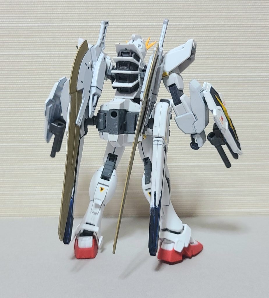 背部からのショットヴェスバーのあった部位にはマーズウェポン付属のブレードをリペイントして装着。後ろ腰には30MMよりアルトの腰をマウントし、ジョイントパーツを増設してヴェスバーをマウントしました。