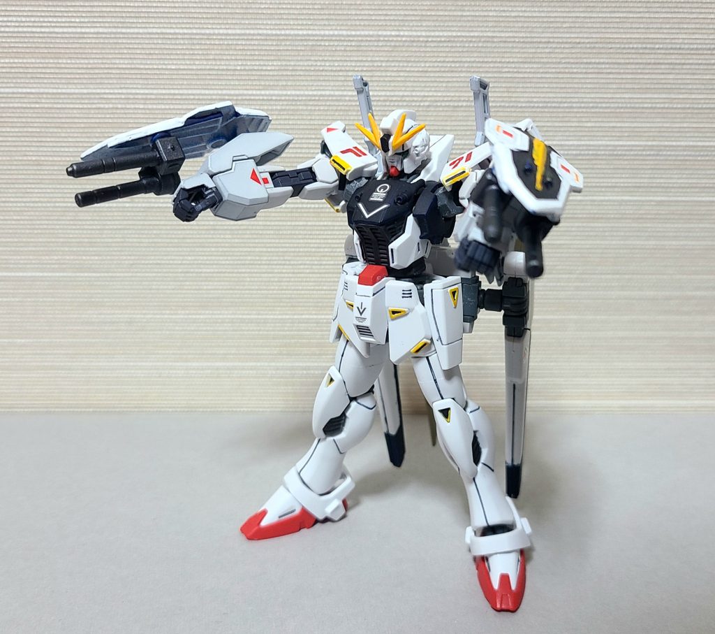 射撃形態!同時に撃って制圧射撃です腕部のツインビームシリンダーはSDEXのライジングフリーダムのシールドをリペイント。砲身はビームサーベル(ガンダムルブリスのものとガンヴォルヴァのもの)をガンメタルで塗り、30MMのジョイントパーツと接続して取り付けました。