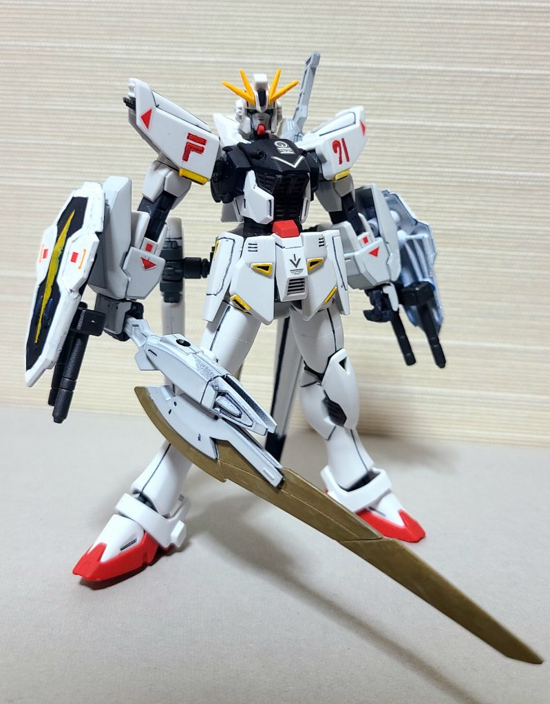 ブレードを装備!こちらはホワイトとガンダムマーカーで塗装しています。