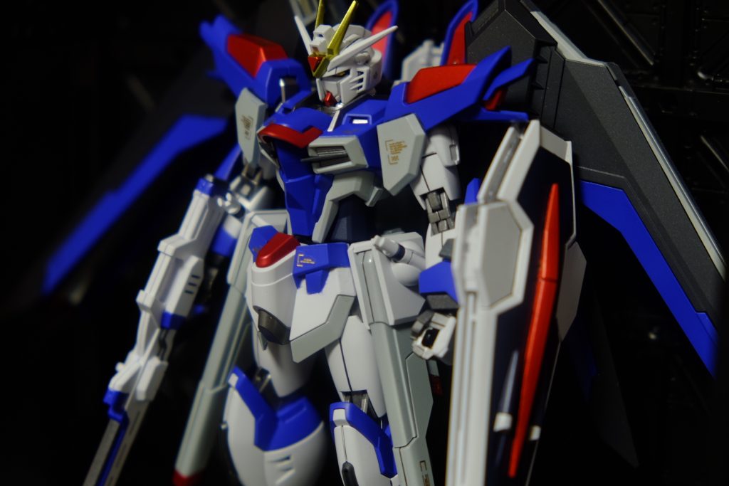 カラーレシピ白以外の装甲はサーフェイサーEVOシルバー青:ガイア コバルトバイオレット赤:ガイア プライマリーメタリックイエロー→クレオス くりあルージュ黄:ガイア プライマリーメタリックイエローグレー:ガイア パールマーズライトグレー黒(翼):クレオス グラファイトブラック黒(胴体、シールド):クレオス 詳細不明のブルーグレー(おそらく過去にセット販売されてたガンダムカラー)セミグロスクリアーでコート白は成形色のままです フレーム1:ガイア サーフェイサーEVO ガンメタ2:ガイア サーフェイサーEVO ガンメタ→クレオス スーパーアイアン2