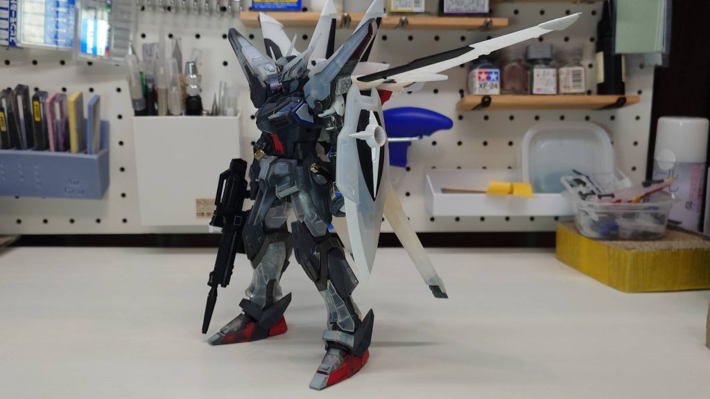 一通りの工程が終わって塗装前の状態です。写真撮り忘れてるのですが制作中にXのほうでライジングフリーダムのツインアイをプラ板で自作するのが沢山回ってきたので真似して自作したのとひさしにパテをもって睨みをきかせれるようにしてます