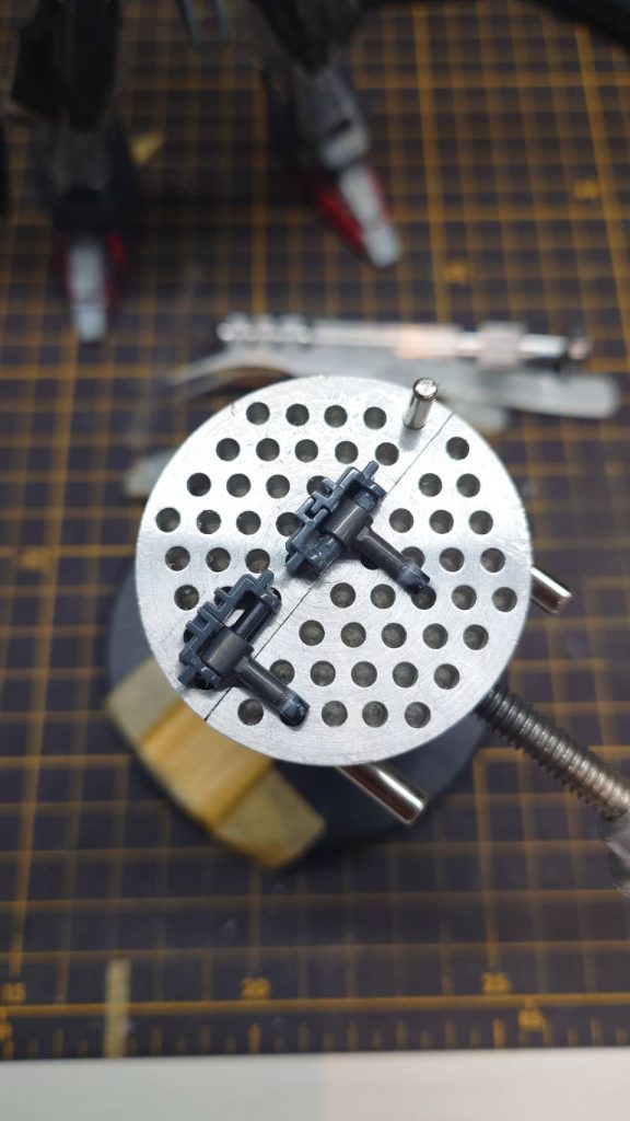 大鷲本体と翼部分の接続ジョイントの位置を真ん中から手前に変更し真鍮線を中央に通して強化しておきました