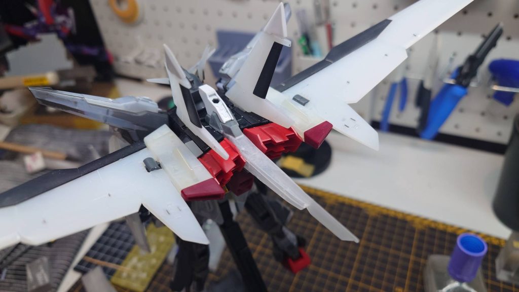 大鷲の中央部分をエールストライカーに変更したことでスラスターの追加+大型化+ディテールアップをお手軽に中央はビルドストライクEGの膝部分です