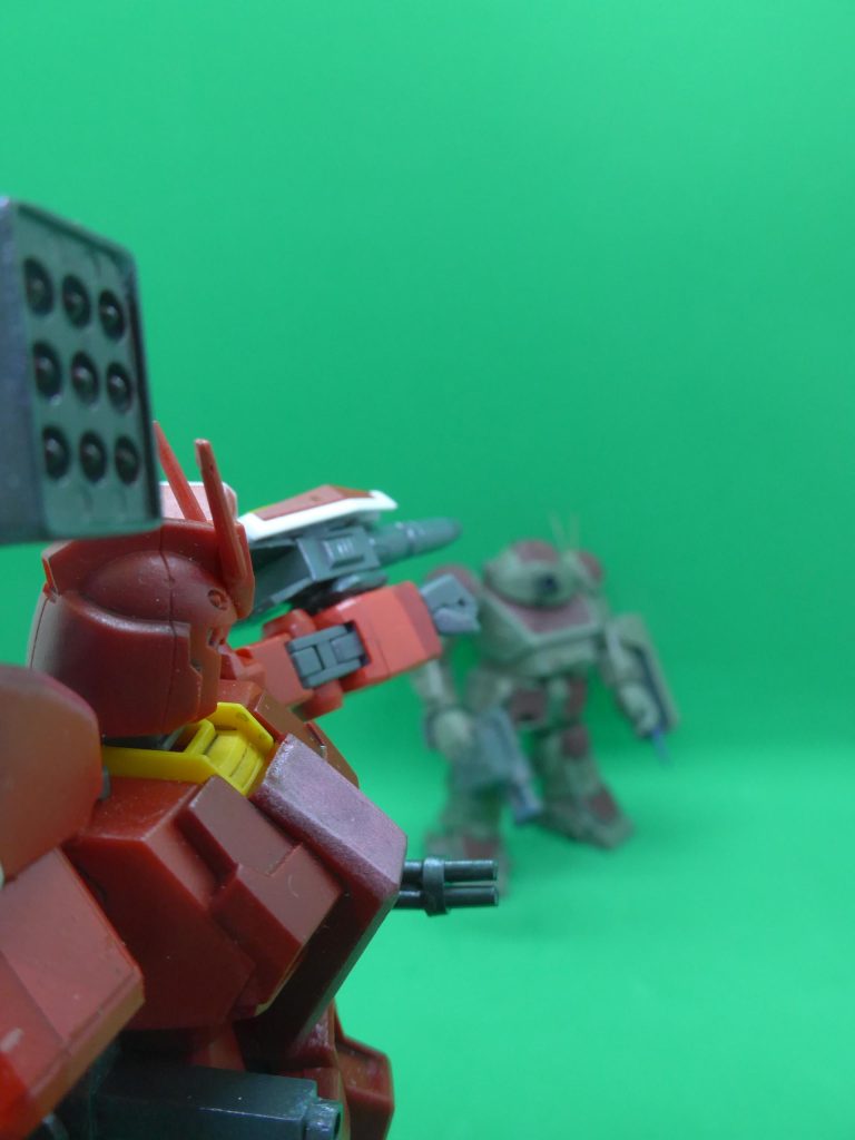 俺の武器を返せ!そんなこと知るか。力づくで奪ってみたらどうだ!異種戦闘の勃発か?