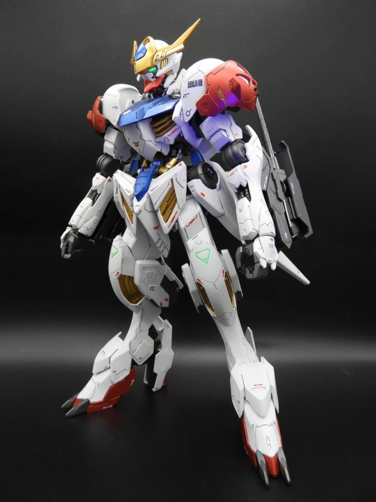 白以外はメタリック塗装です。MGバルバトスのデカールを購入してバルバトスと同じようなところに貼っています。