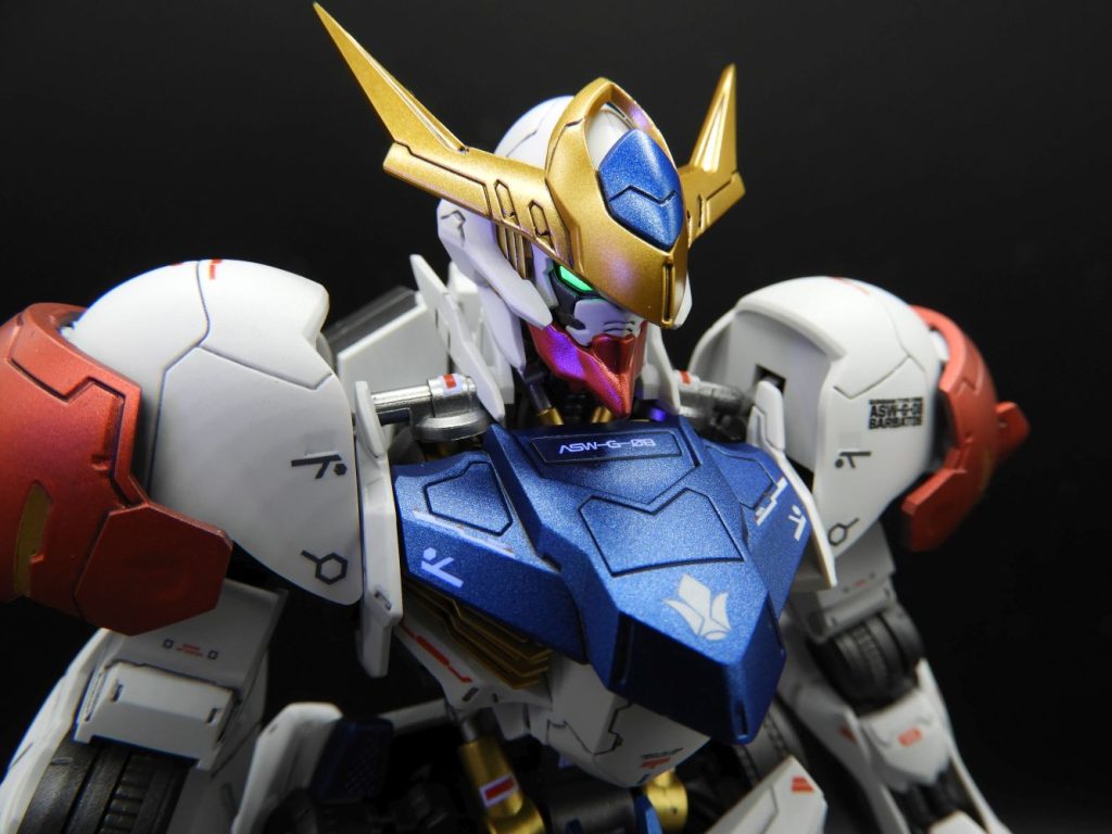 MGよりも構造は簡素ですが、見映えはなかなか良いものです。股関節が緩く、立てて飾っていたら脚が大股開きになっていたので、渋めに調整しました。