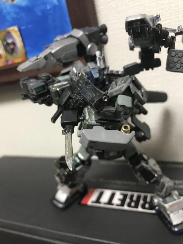 ビームハンドガン&パルスナイフジムスナイパーカスタムのビームハンドガンの改良型。威力に優れ、ロングマガジンのため装弾数も多い。パルスナイフはジムスパルタンの物とほぼ同じ物。