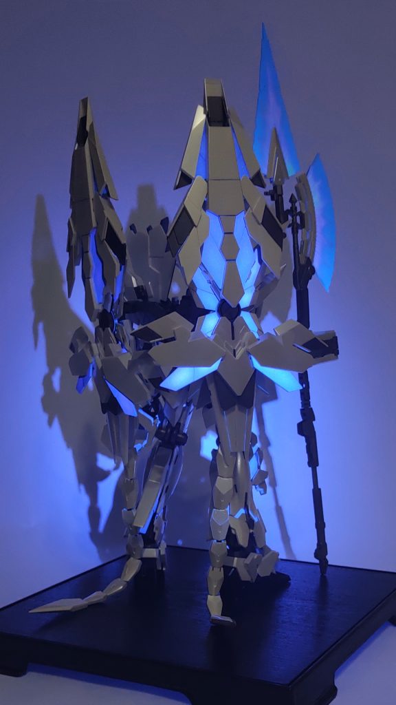 後ろ姿。実はサイコフレームには、最後の仕上げとしてブラックライトペイントルミネというブラックライトで発光する透明の塗料を使いました。赤・青・緑の3色を均等に混ぜて白色に光るようにして、それをサイコフレーム中央付近にハイライトっぽく吹きました。しかしどうもつや消しクリアの際にほぼ溶けたらしく、アームドアーマーDE以外は効果がわからなくなりました。