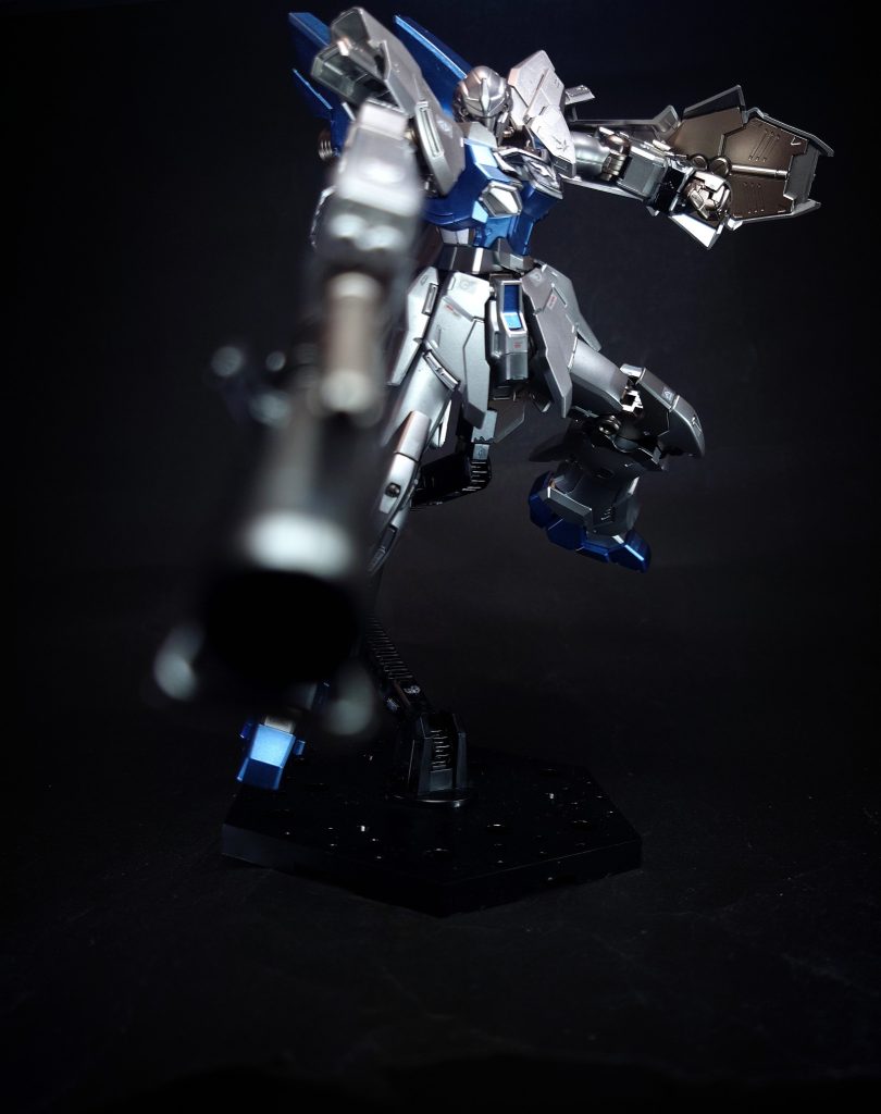 インテンション・オートマチックパイロットの脳内操縦イメージを思考波として機体内部のサイコフレームに感受させ、機体の挙動へ直接反映させる思考操縦システム。そのため、通常の手動のみの操縦を凌駕する反応速度と動作精度を誇る。