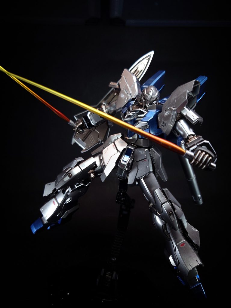 ビーム・サーベル前腕部に1基ずつ、計2基格納されている。マニピュレーターに保持して使用する以外に、ユニコーンガンダムのビーム・トンファーのように前腕部にマウントしたまま使用する事も可能。奪取された際のビーム刃の色はピンク、もしくは青だったが、『NT』に登場する改装された2機目の物は黄色となっている