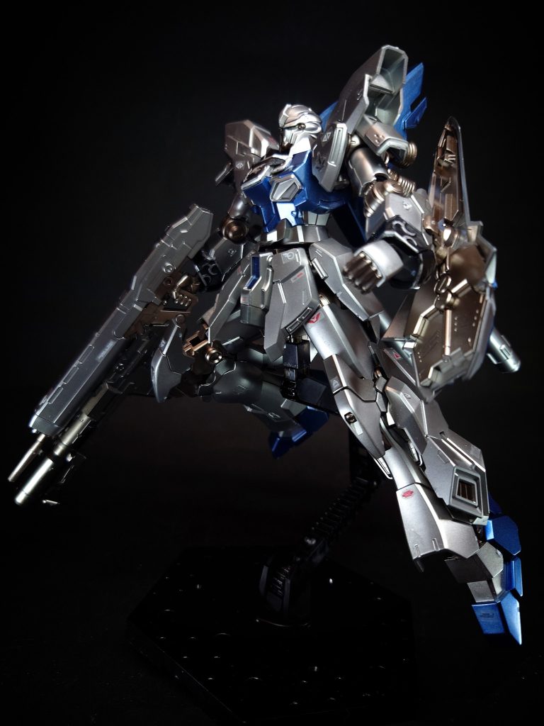 サイコフレームムーバブルフレームの一部に採用されている構造材。サイコミュと同程度の性能を持つサイコチップが金属粒子レベルのサイズで封入されていて、サイコミュシステムの小型化や機体の追従性の向上等といった恩恵を得る事ができる。