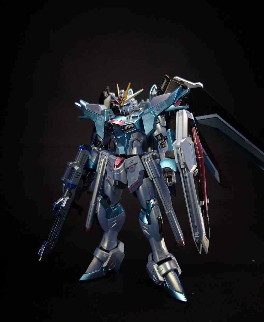 最新鋭機ながらこれまでのストライクフリーダムなどと比べてコンパクトな大きさになっているのも特徴で、共通フレームをベースに、運用方法に応じて武装などを変えてバリエーション機を展開出来るマルチロール機でもある