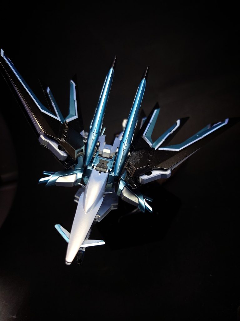 変形モビルアーマー形態への変形が可能。コンパスという組織の性質上、地球と宇宙を行き来する事が多くなるために盛り込まれた。