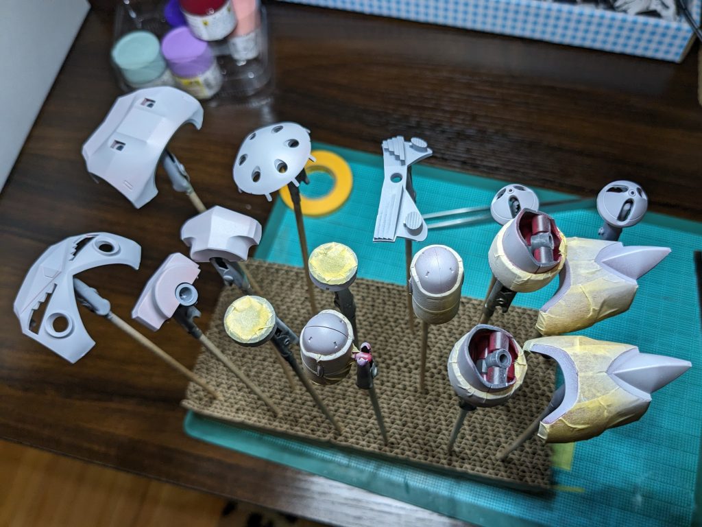 今回からは模型経験者の家族にやってもらってた、エアブラシの準備・調整・片付けも、教えてもらって自分でできるようになりました✨やっぱりエアブラシの塗装は楽しいですよね！細かいマスキングも大変ですが出来上がりを想像するとワクワクします🥳🥁今回分かったことは、濃い色がベースだとエアブラシをかけてもベース色が浮き出てしまうという事😭ワインレッドを塗った時にこれに気付いて、全てのパーツに一旦サーフェイサーを掛けることに！！！😱写真はその様子で、特に桜色に塗るパーツは絶対に下の色が出ちゃうと思ってがんばってグレーに塗っちゃいました🔥でも、逆にこの工程で足踏みしたときに、最終的な塗分けのイメージが湧いてきたので、結果オーライだなと思います😉💫