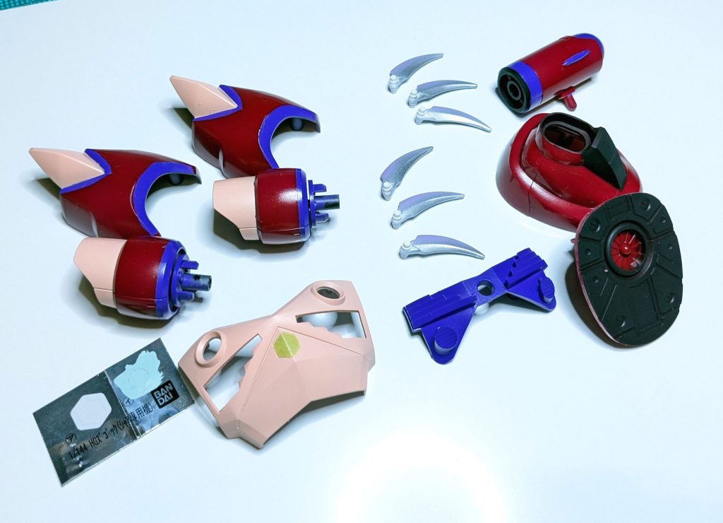 自分でがんばったなって思った塗分けパーツの出来上がりですね♪正直パーツが分かれていない部分のマスキングは、もっとしっかりしないといけないんだなってのが分かり反省点ですね💦でも、爪の部分のエアブラシでのちょい吹きは意外とうまく行きました✌️あとはモノアイですが、水色にすることは閃いたものの、最初はベース部分にマスキングして直接描くことを考えてました💭でもそれだとサーフェイサーも吹かないといけないし、目の位置が簡単に変えれない！！！🤔そこでシール自体を塗ってしまえって思ってやってみたら大成功でした✨🎉🎉水色はココだけだったので筆塗りでいきましたが、理想通りのおめめになって感動しました👀🥰️また長い記事になっちゃいましたが、読んでいただいてありがとうございます🙇🏻‍♀️´-また次もがんばるぞー🍀*゜