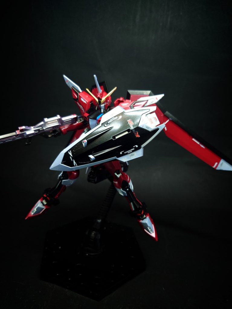 インフィニットジャスティスの運用データが使用されている割に、全体的にインフィニットジャスティスやジャスティスよりもセイバーに類似した要素が目立つ。カラーリングもピンク味が強かったジャスティス系統よりもセイバーやイージスのような強い赤となっている。