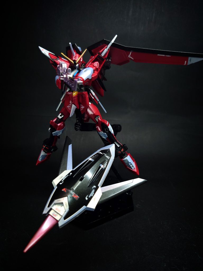 RQM75 フラッシュエッジ4 シールドブーメランライジングフリーダムのフラッシュエッジG-3と同じ射出攻撃機能を備えた防御装備。上部先端にビームブレイドの発生器を内蔵しているが、左右の展開式ウイングにはG-3のようなビームブレイドをもたない。MA時は、機体保護とライフルの固定具を兼ねて機体底面（胴体前面）に懸架されるが、取り外した状態の大気圏突入も可能[61]。作中では地上に突き刺し避難民の保護にも用いられている。