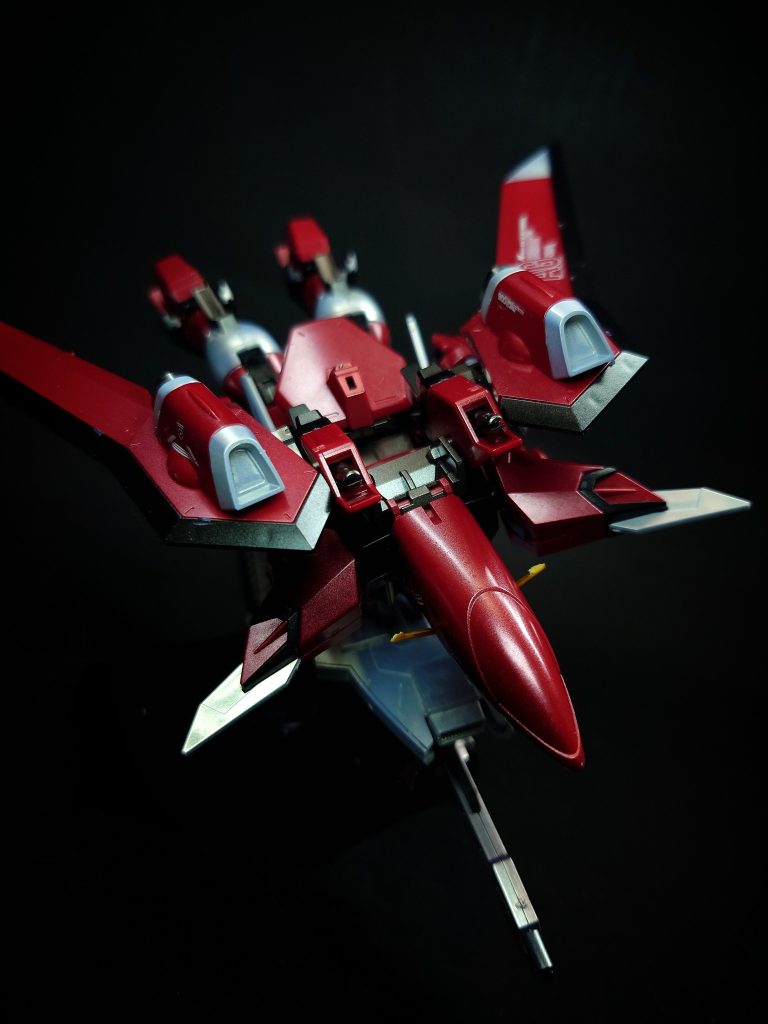 変形新たに戦闘機型モビルアーマー(MA)形態への変形機構が搭載されている。機構は同じ内部フレームを持つライジングフリーダムと殆ど変わらない。このMA形態のフォルムが奇しくもイージスと同系統のレイダーに類似している。